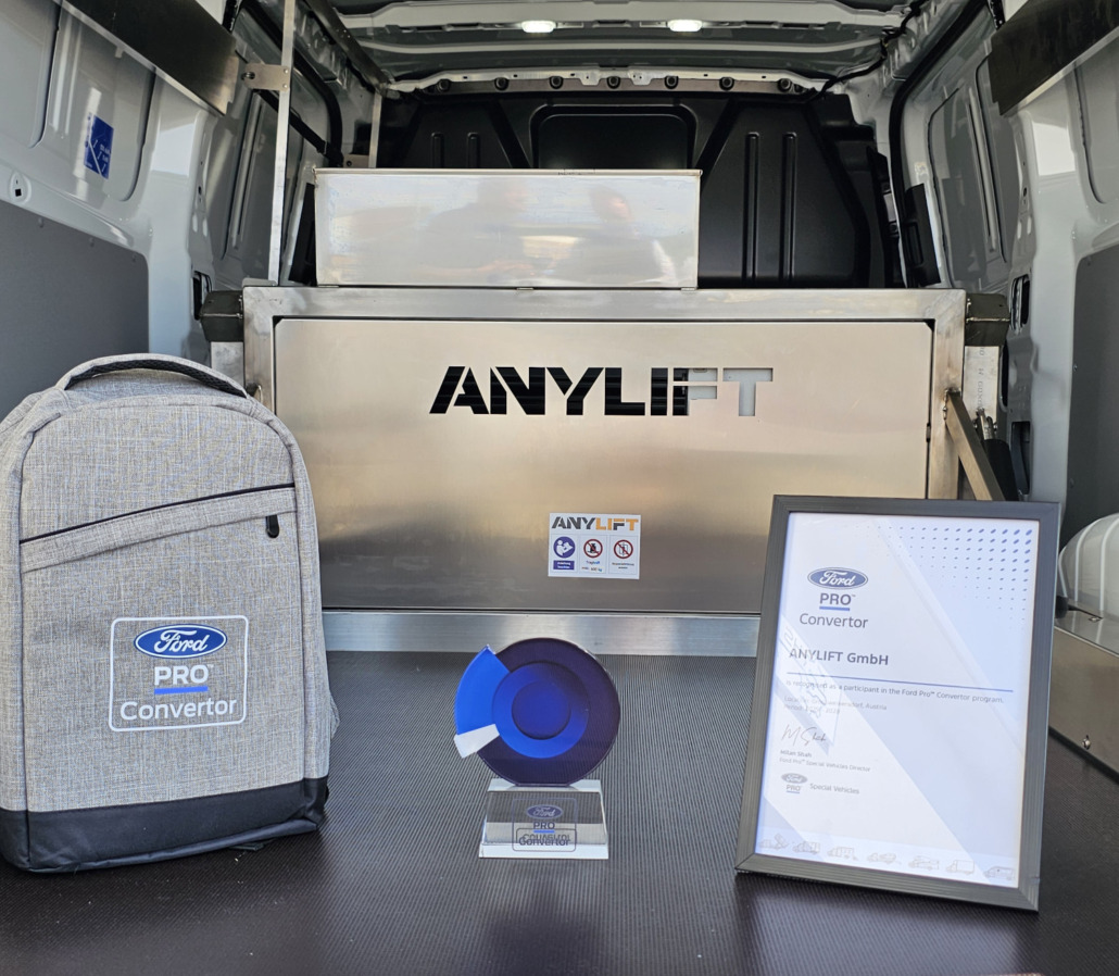 ANYLIFT ist Ford-Partner: Ford-Rucksack, Auszeichnung und Zertifikat in einem ANYLIFT-Transporter platziert